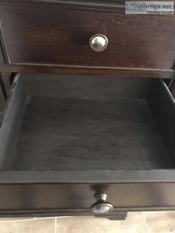 Dresser beautiful solid wood. 7 drawers