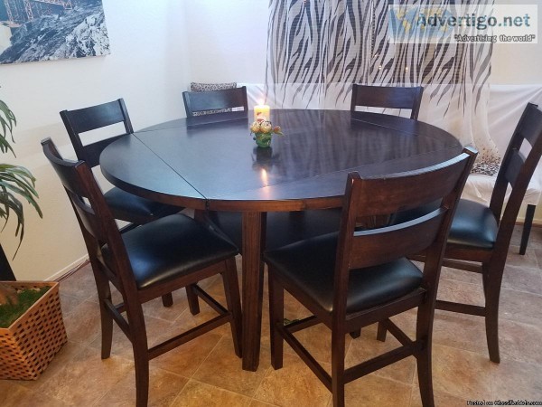 Table with 6 high chairs