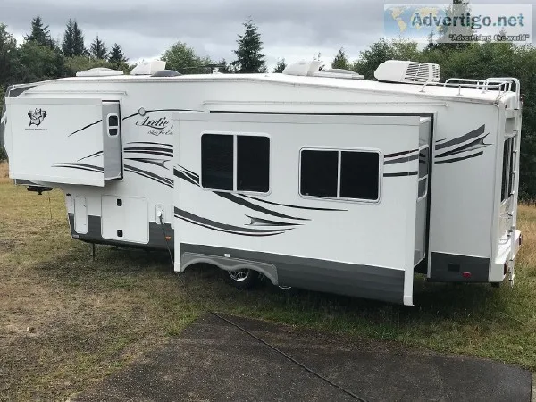 2015 Arctic Fox Silver Edition 29-5T 5th wheel