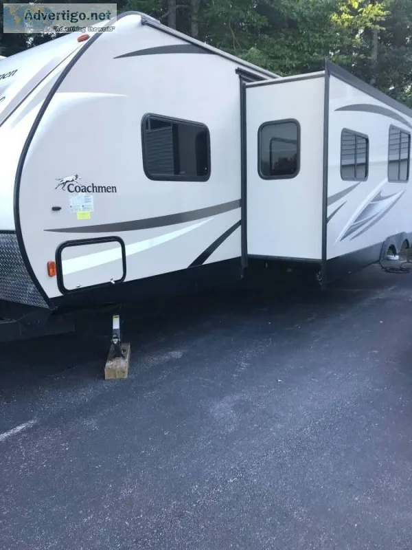 Like New 2017 34 ft. Coachman Freedom Express wslide