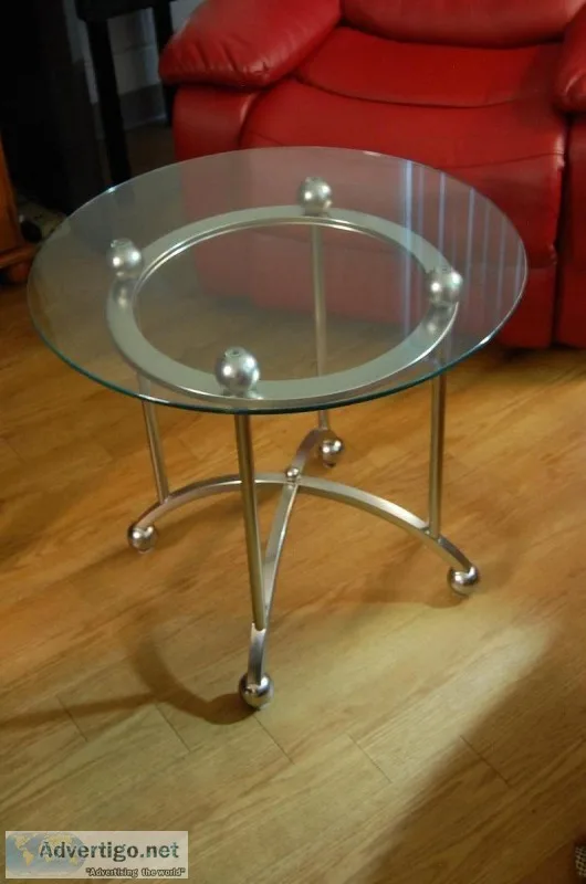 Beautiful Sturdy 24&quot Clear Glass Designer Coffee Table