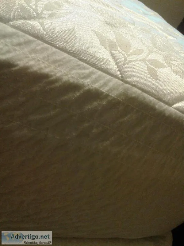 Padded White Mattress Protecter for Queen Size Bed