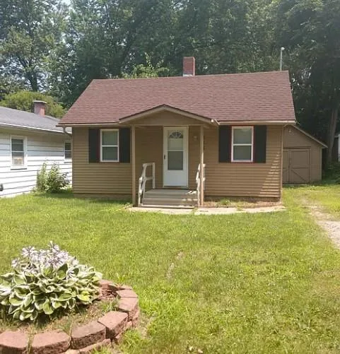 Cozy 1 bedroom 1 bath house with fenced in backyard in