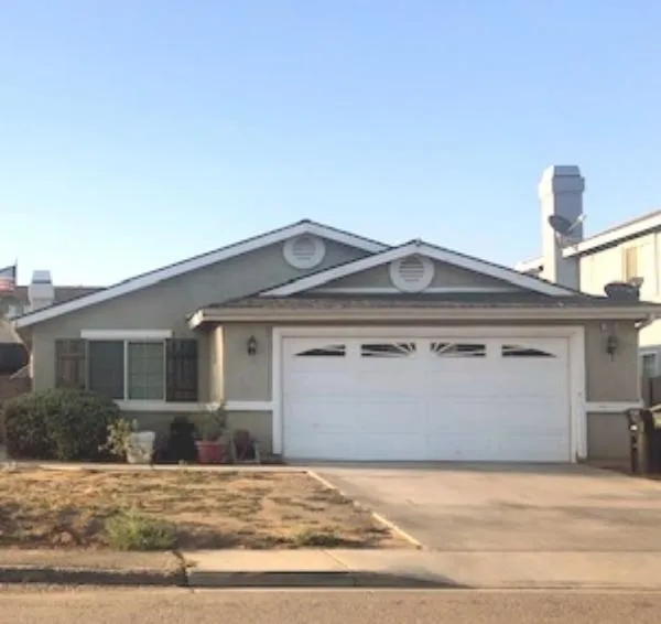3 bed 2 bath 1415 sqft Huge Rooms and Back Yard