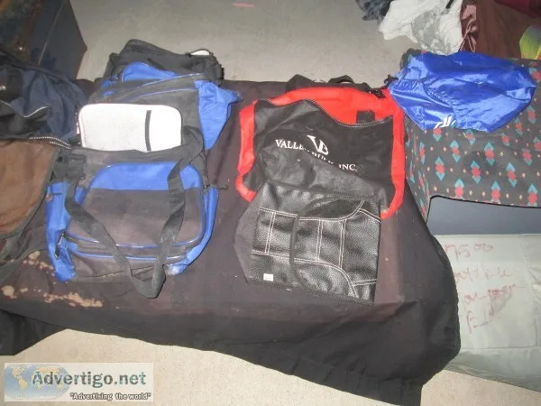 LOTS OF HAND BAGS LUNCH BOXES GROCERY BAGS