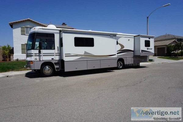 By Owner 2006 38 ft. Winnebago Voyage w3 slides