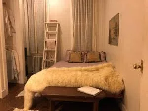 Luxurious bed ready for rent - close to shopping