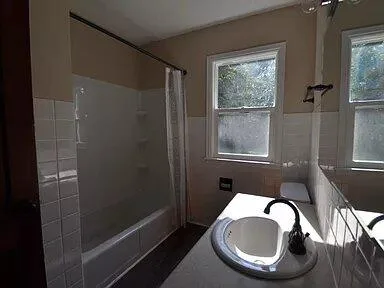 Spacious and nicely updated 3 bed for rent