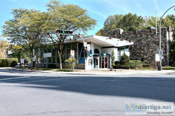 Commercial building with huge parking Old Longueuil