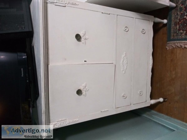 Solid wood chest of drawers