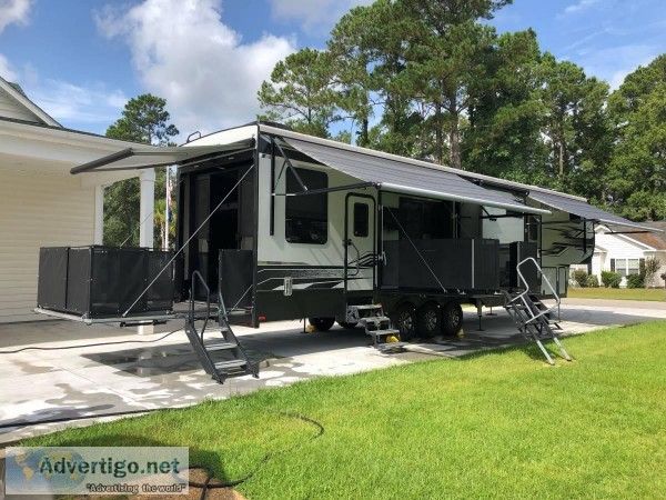 Like new 2018 44 ft. KEYSTONE RAPTOR 428SP w3 slides