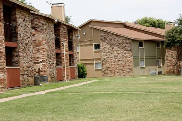 S Arlington 11 719 wPool Gated Picnic Area S Collins St