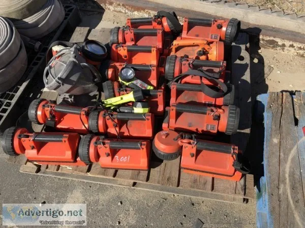 APPROX. (16) STREAMLIGHT LITEBOX FLASH LIGHTS APPROX. (3) SMALL 