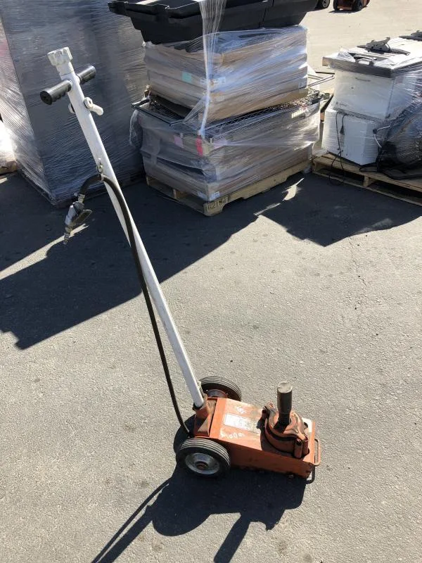 ASTROLINE 22 TON AIR OPERATED HYDRAULIC JACK