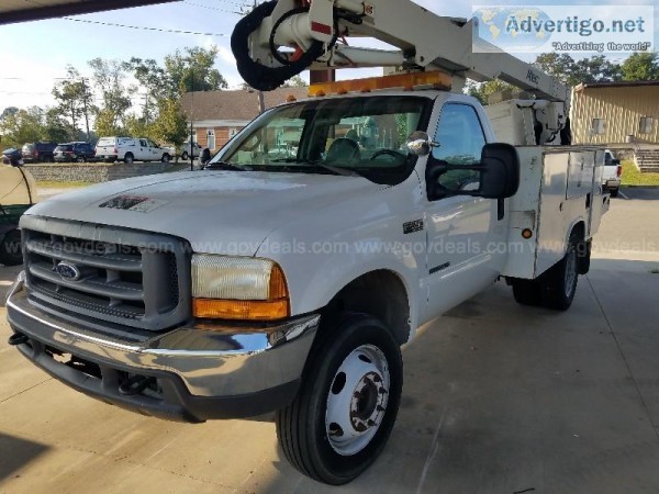 Bucket Truck 2000 Ford F-550 Regular Cab 2WD DRW
