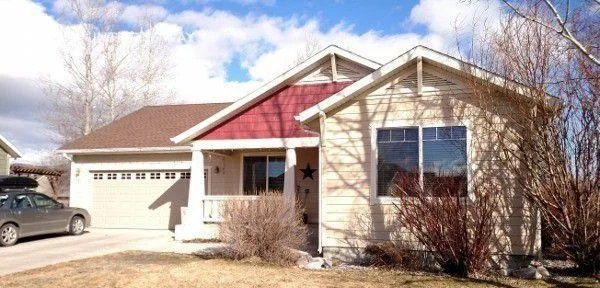 Well Kept 3 bed 2 bath home in a family-oriented neighborhood. C