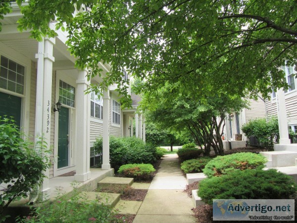 GREAT INVESTMENT TRI-LEVEL TOWNHOME ROUND LAKE