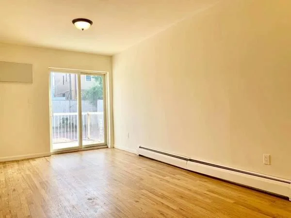 ID  1360479 Large 3 Bedroom Duplex for Rent in Middle Village