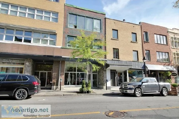 Building with 3 spaces Ideal location in &quotthe Village&quot