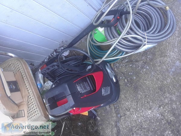 Pressure washer and extra hoses