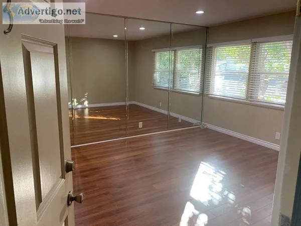 Bright unfurnished and Updated UpperLevel 2 bedroom 1.5 Bath Con