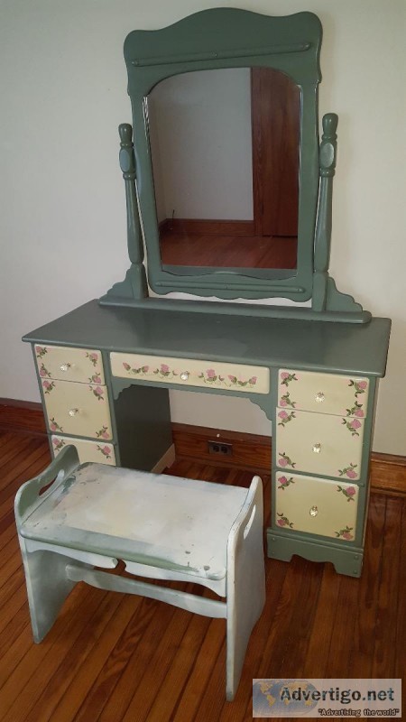 DRESSING TABLEAND CHAIR
