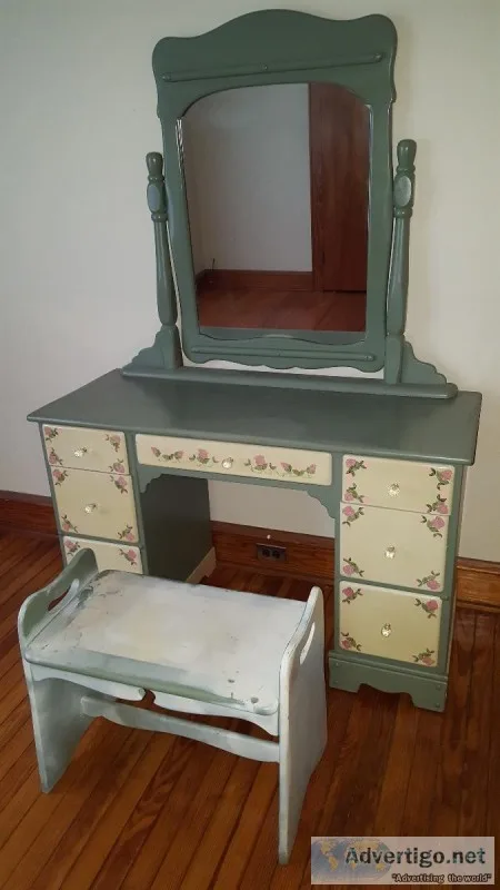 DRESSING TABLEAND CHAIR