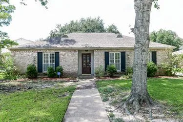 Welcome to 1734 Ashford Hollow Ln Houston TX 77077