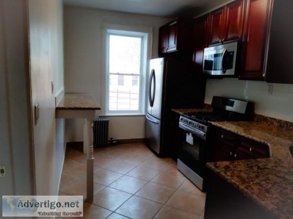 ID  1363805 Beautifully Renovated 3 Bedroom Semi-Box Apartment f