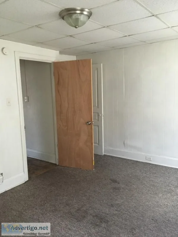 Cozy 3rd floor studio apartment in Allison Hill area. Kitchen wi