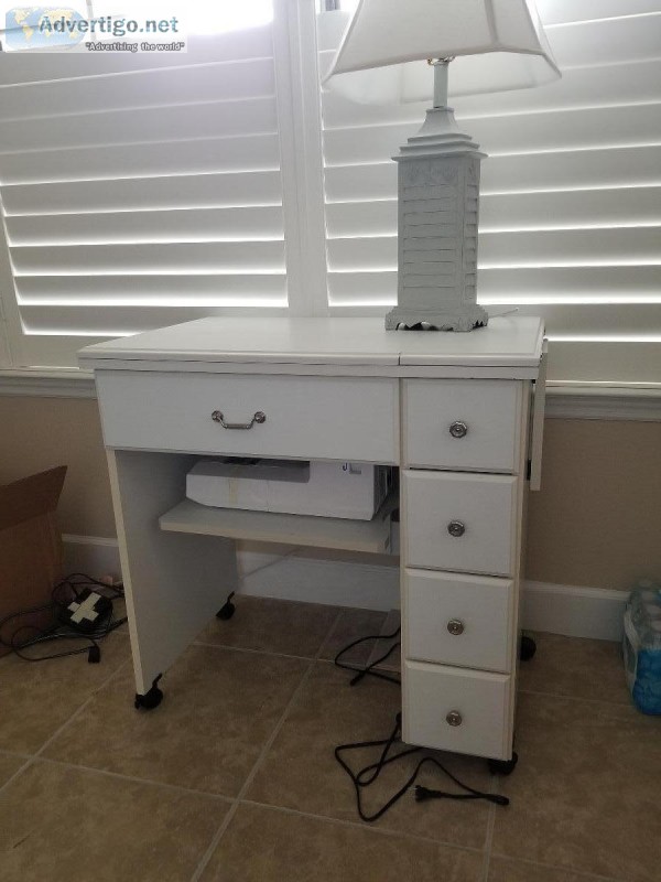 Sewing machine cabinet