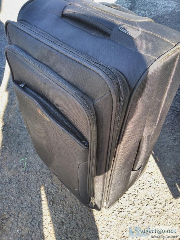 Ricardo Beverly Hills large spinner luggage like new