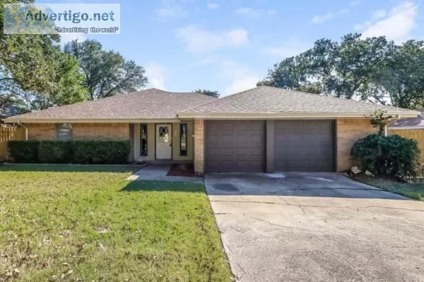 Welcome to 713 Ridgewood Cir Hurst TX 76054