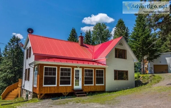 Completely renovated house on a 10 acres private land Val-des-La