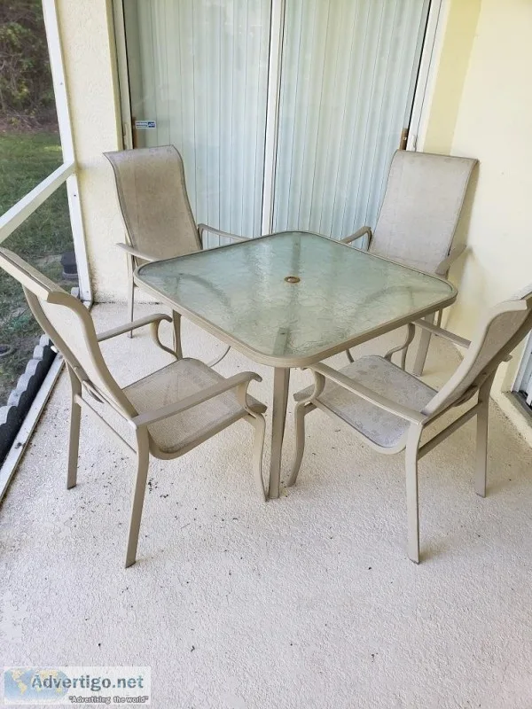 Lania Table and Chairs