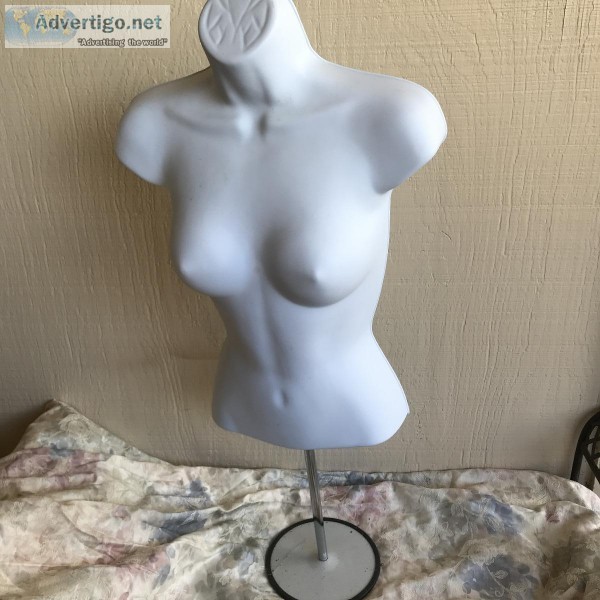 Female mannequin free standing