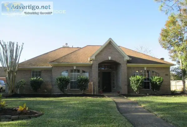 Lovely One Story 3 bedroom 2.5 bath in Friendswood