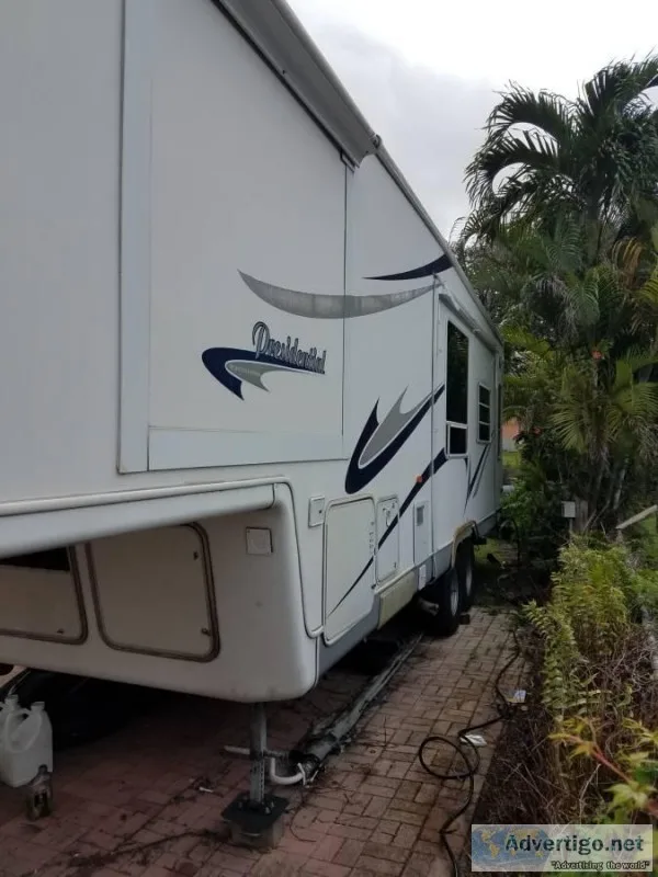 By Owner 2003 32 ft. Holiday Rambler Presidential 30SCD w2 slide