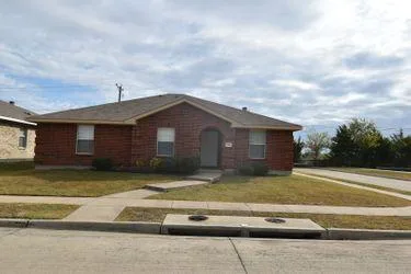 Welcome to 706 Mission Ln Lancaster TX 75146