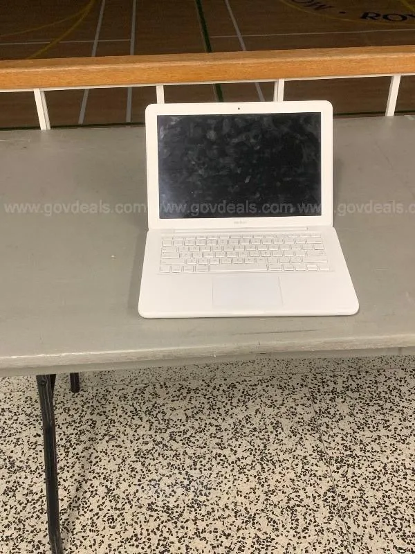 Lot of 535 Macbooks