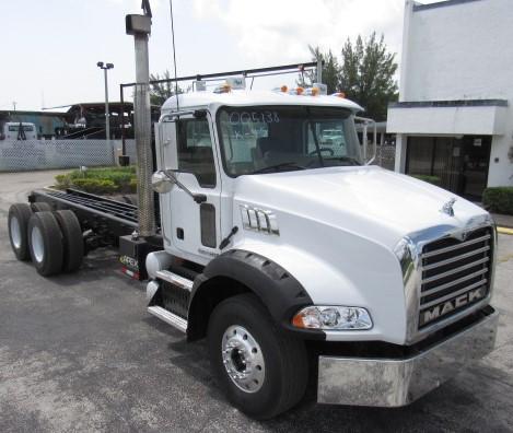 2009 Mack GU813 Cab and Chassis Truck 005138