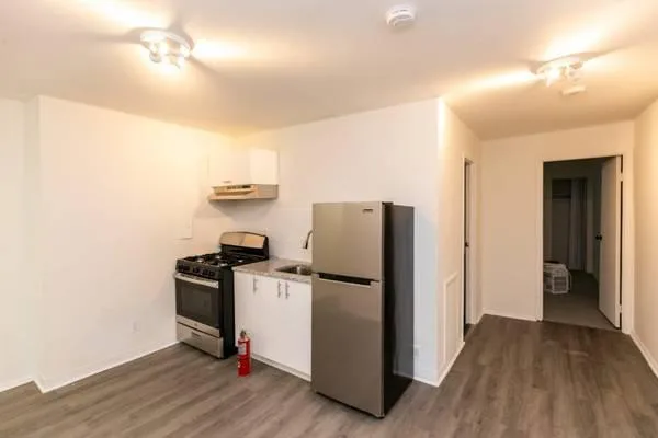 Wondrous 2-Bedroom with Lovely Kitchen and Yard