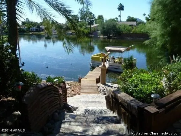 Luxury lakefront with pantoon boat and a mile of golf course all
