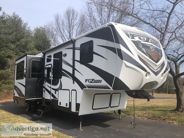 Excellent condition 2014 38 ft. Keystone Fuzion w3 slides