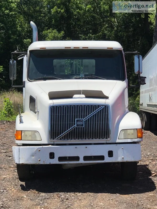 2002 Volvo VN VNL Day Cab TRACTOR