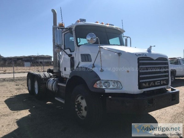 2010 Mack GU813 Semi-Trailer Truck