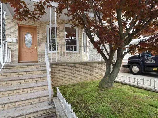 3br - Huge attic for storage plus a Full basement w washer-dryer