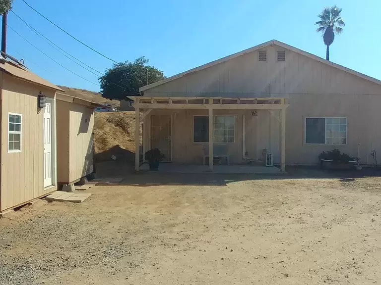 1 bed 1 bath single family home for rent in Riverside CA 92506