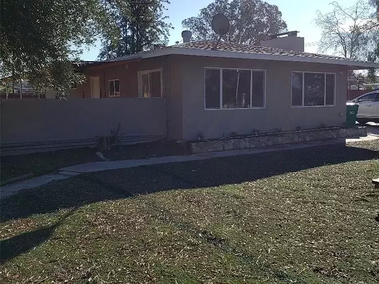 2 beds 1 bath single family home for rent in Riverside CA 92508