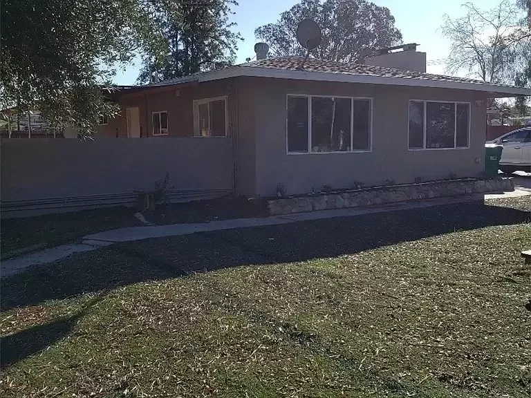 2 beds 1 bath single family home for rent in Riverside CA 92508